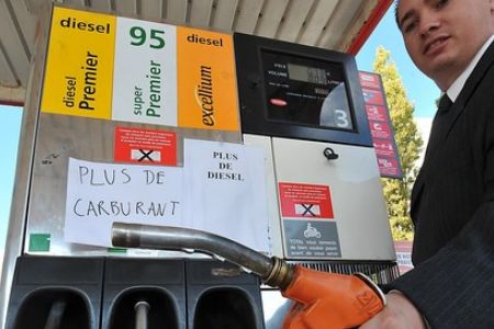 fuel station france strike