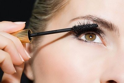 4 Ways makeup can damage your eyes and how to prevent it
