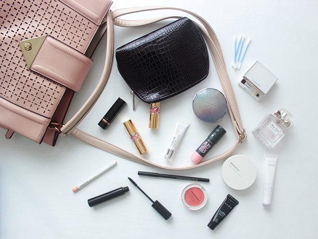 make-up-in-handbag
